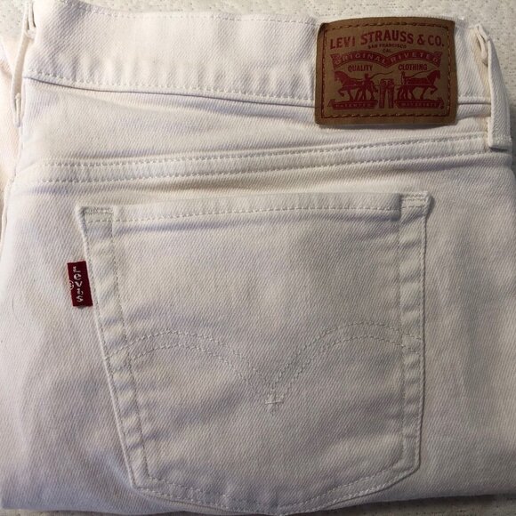 LEVI'S Classic  White  Capri  Jeans Women's Size 32 - Picture 1 of 6